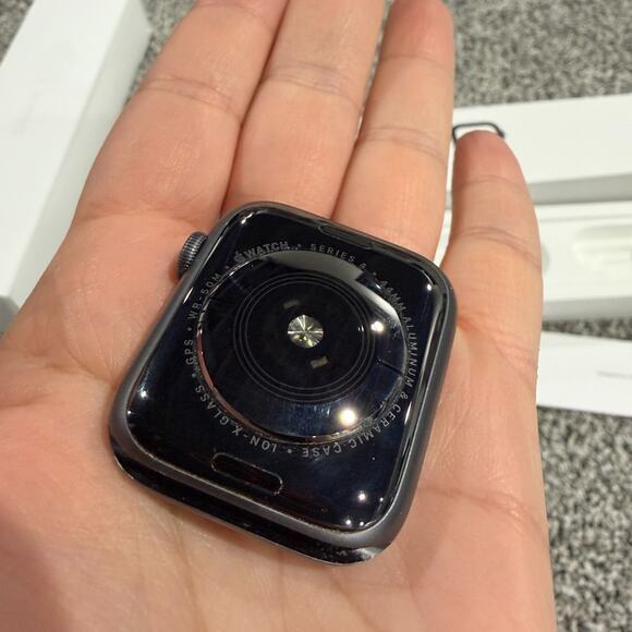 Apple Watch Series 4, 44mm Space Gray Aluminum MU6E2LL/A (GPS) - Picture 4 of 7